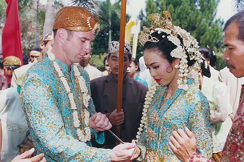 The more colorful weddings
