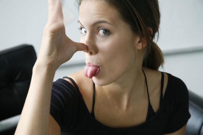 12 Rude/Pigheaded Things Females Do