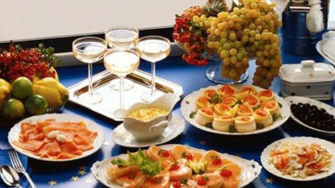 Dinner Party Etiquette: Simple But Not-So-Obvious Dos and Don'ts