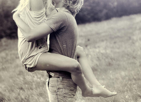 20 Cute Ways to Carry or Hold a Girl