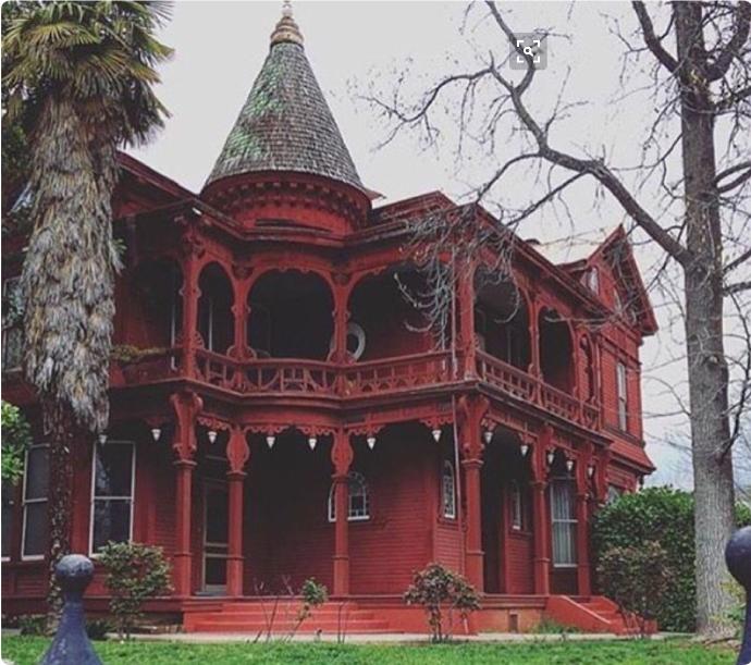 16 Beautiful and Creepy Houses