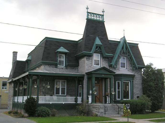 16 Beautiful and Creepy Houses