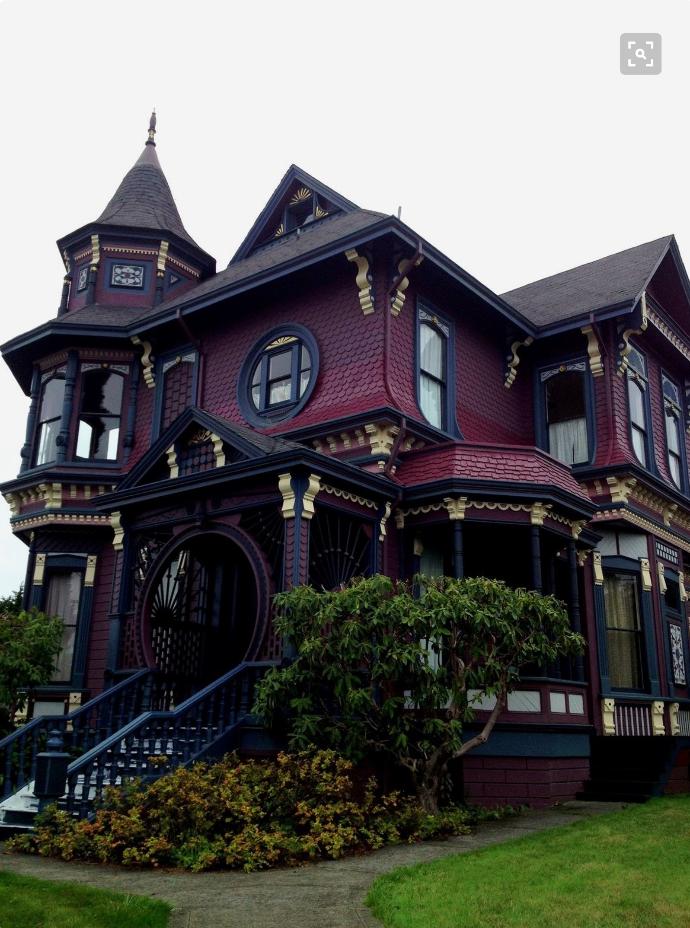 16 Beautiful and Creepy Houses