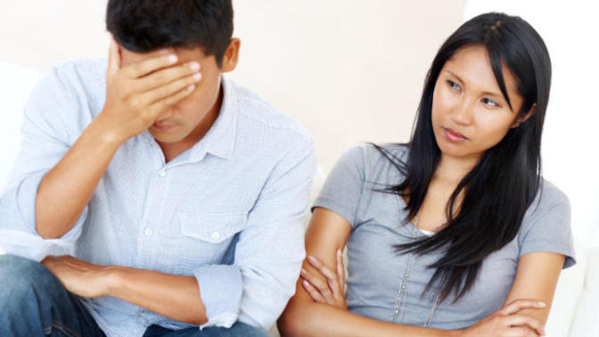 3 Signs He Doesn't Love You Anymore :(