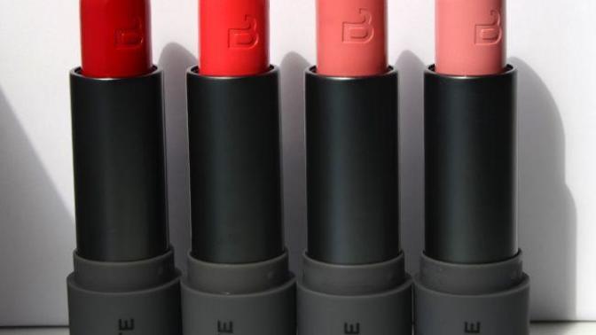 6 Things a Woman Should Always Have in Her Office Drawer