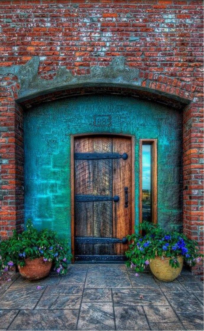 18 Gorgeous Doors For the Beauty and Architecture Lovers