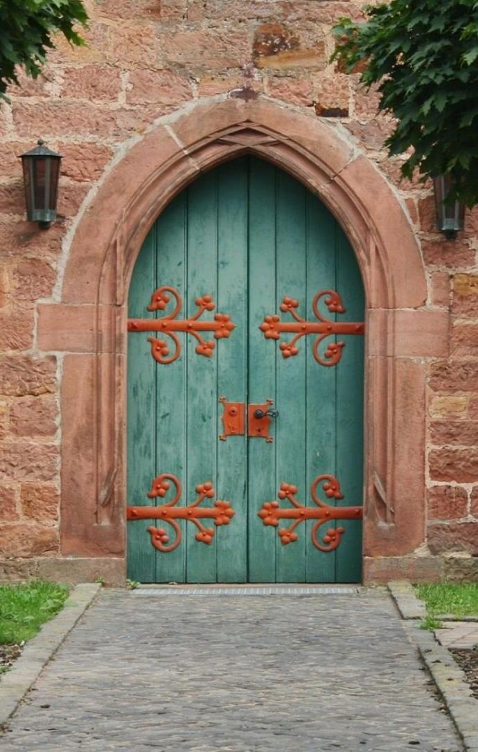 18 Gorgeous Doors For the Beauty and Architecture Lovers