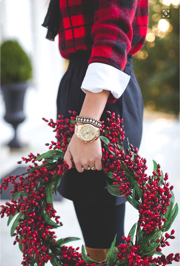 Seventeen Holiday Looks to Impress for Women