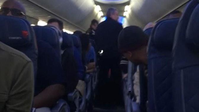 Police drags woman off airline for refusing to check in at gate (Photos & Video)