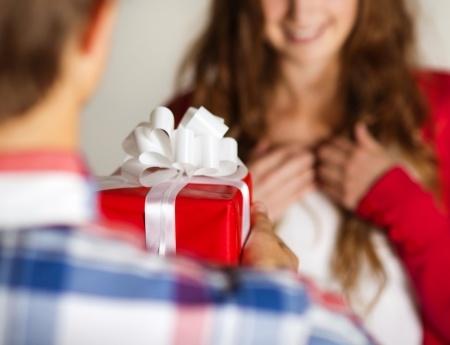 Guys Guide to the Worst (and best) Gifts to Get Your Girlfriend