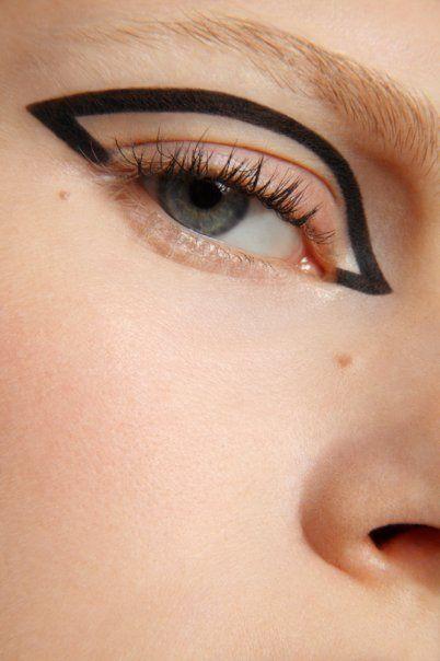 Phenomenally Unique Eye Liner Art