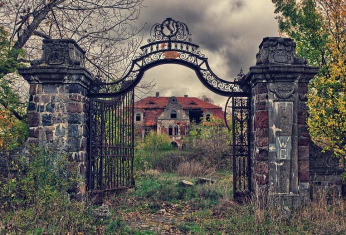 7 Creepy (But Stunning) Abandoned Buildings