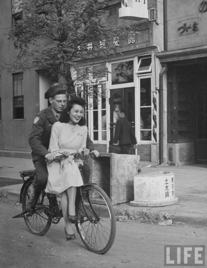 Historical Photos of Love and Heartache During Wartime