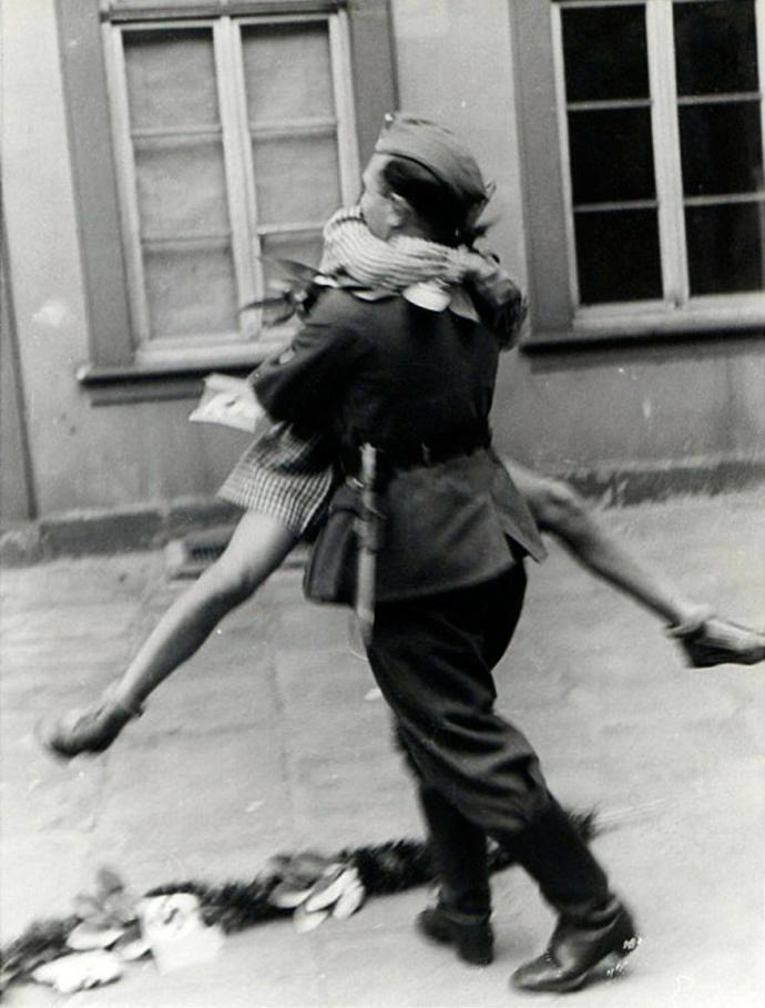 Historical Photos of Love and Heartache During Wartime