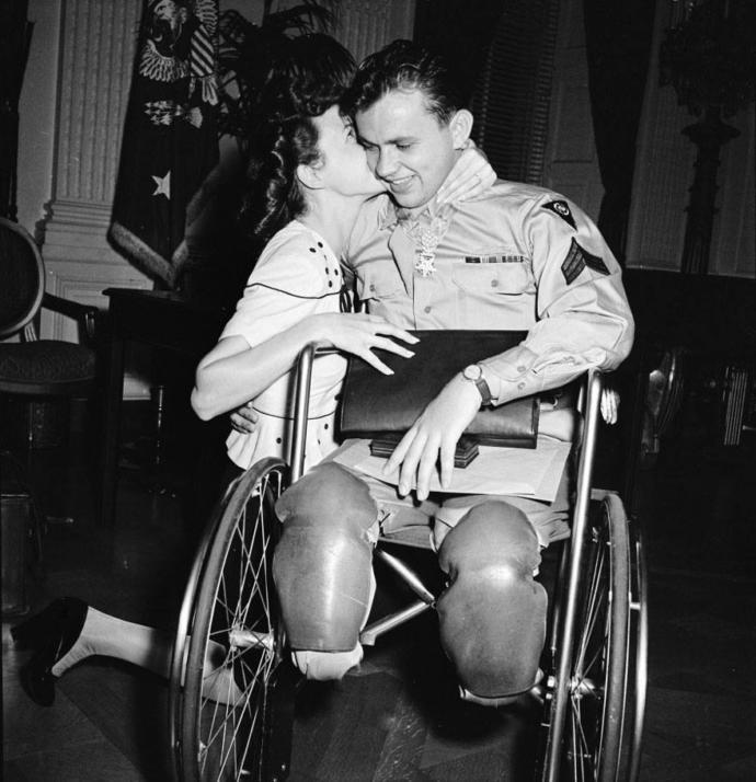 Historical Photos of Love and Heartache During Wartime