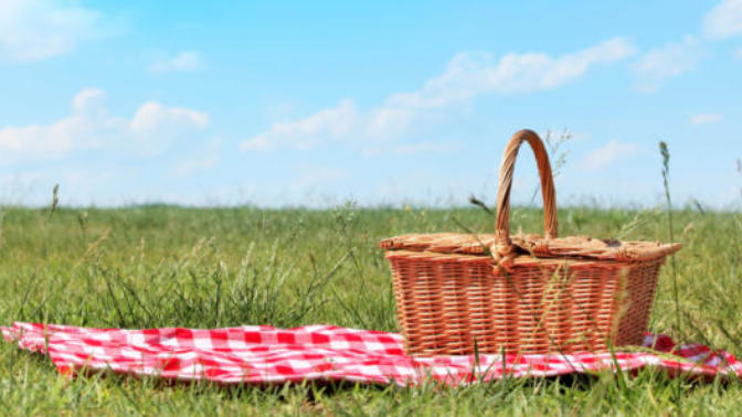 Why The First Date Should Just Be A Potluck Picnic