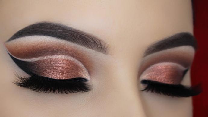 Crease Cut Eyeshadow Style