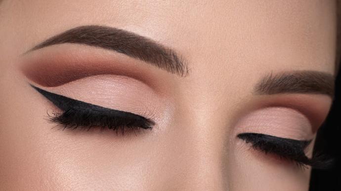 Crease Cut Eyeshadow Style