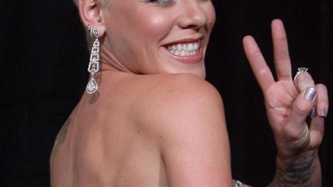 Pink performs @ SNL