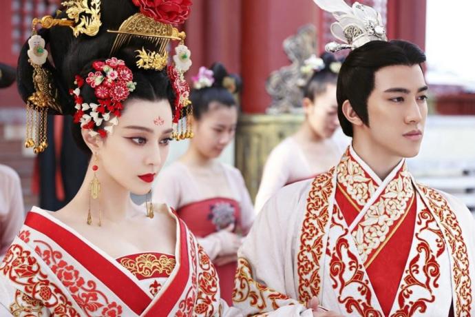 10 Dangerous Fashion Trends Through History