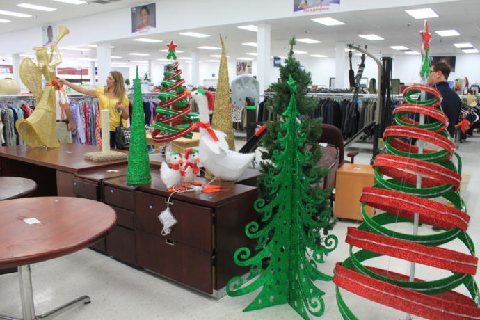 How To Make Your Crappy Artificial Christmas Tree Look Amazing (On a Budget)