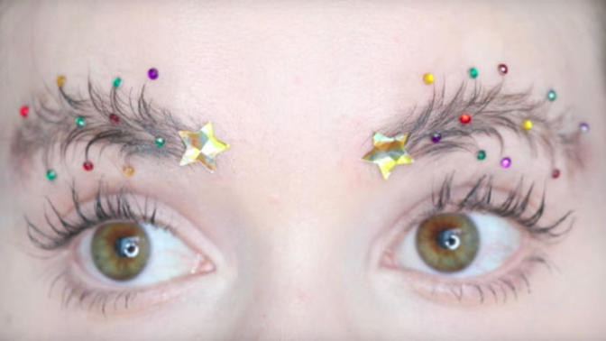 How to Carry Chrismas Spirit on Your Eyebrows!