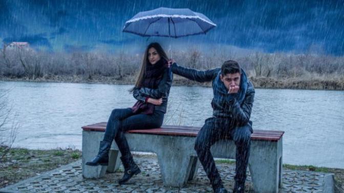 Dead Giveaways a Guy Either Likes You or Doesn't Like You