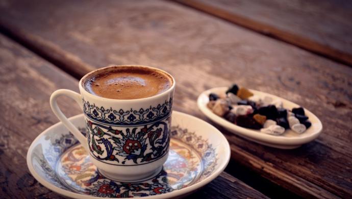 It has a positive effect on the speed of metabolism due to the caffeine in Turkish coffee. With this feature, it helps to lose weight.