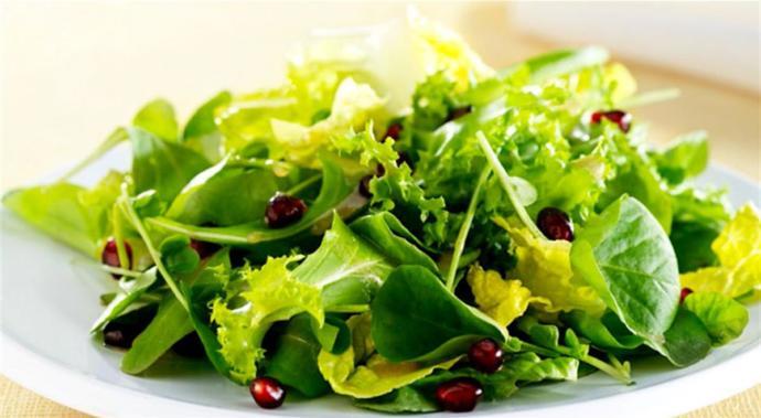 salads gives you a feeling of fullness when you eat it before the main meal. According to the research done, low-calorie small salad eaten together with the meal, the total calories taken 7 percent, a large salad can reduce 12 percent.