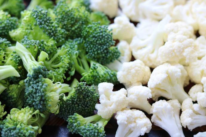 Broccoli, which contains high levels of calcium and is rich in fiber with important anti-cancer components, will only give you 30 calories and the plate is a complete vegetarian food with cauliflower low calorie which is only 25 calories. Vitamin C, Vitamin K, Vitamin B6, nutrients and rich fiber content