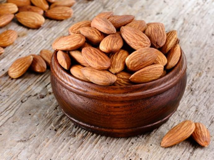 Almond is a food that helps to lose weight 