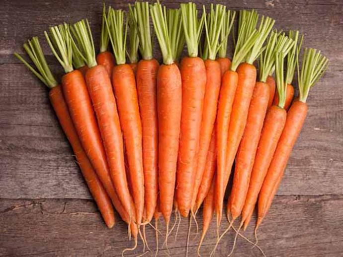 Carrots will increase your sense of satiety due to high water and fiber content. To increase the calorie burning potential of carrots, you can throw them in the fryer or cook them in the pan. According to a study at the University of Arkansas, roasted carrots contain 3 times more antioxidants than raw ones.