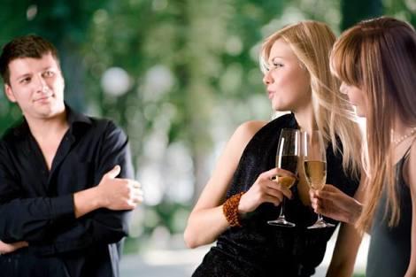 5 Surefire Non-Verbal Signs That a Guy Likes You