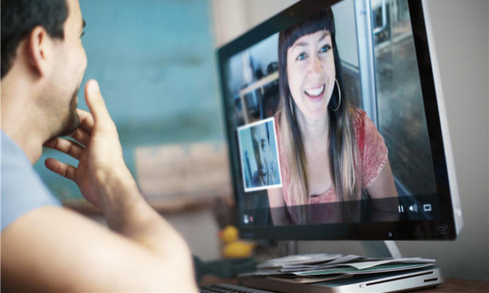 9 Signs That You're Being Catfished