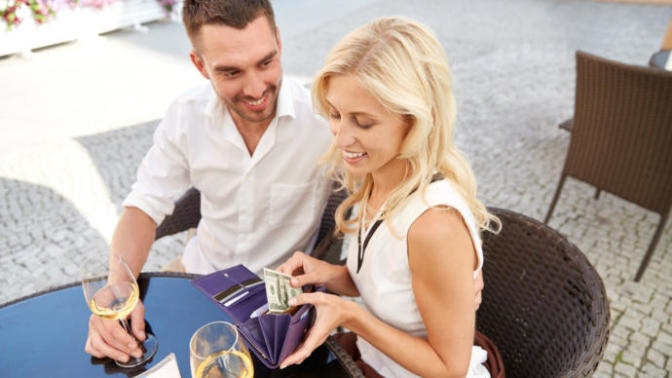 Girls Should Pay The Bill On The First Date!