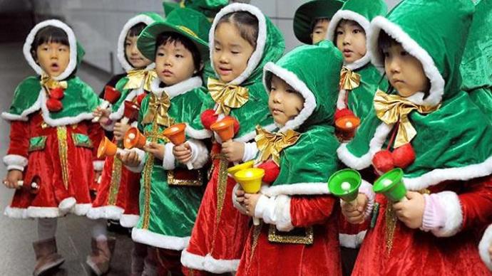 Korean children dressed in green and red