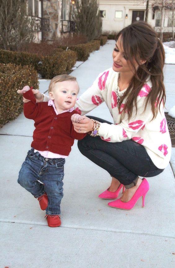 Look at his sexy fashionista Mom! Love her dressing sense. Love that jumper and heels.