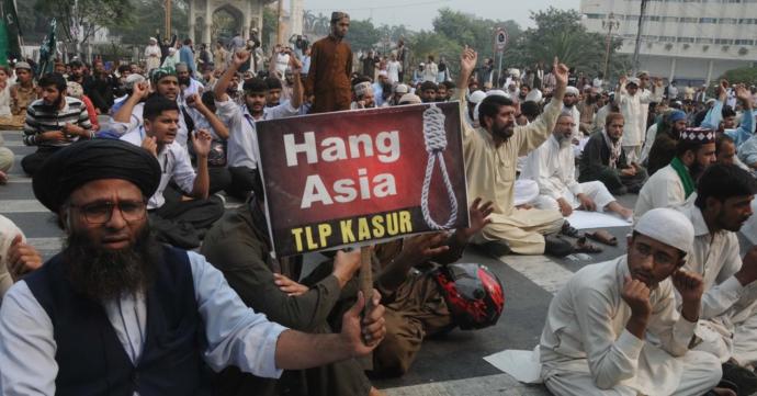 Pakistanis demanding the court to hang Asia Bibi over blasphemy
