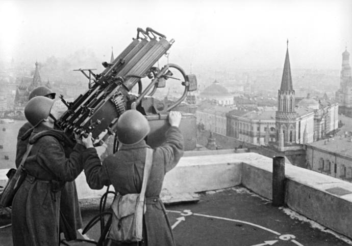 Soviet Anti Aircraft crew in Moscow