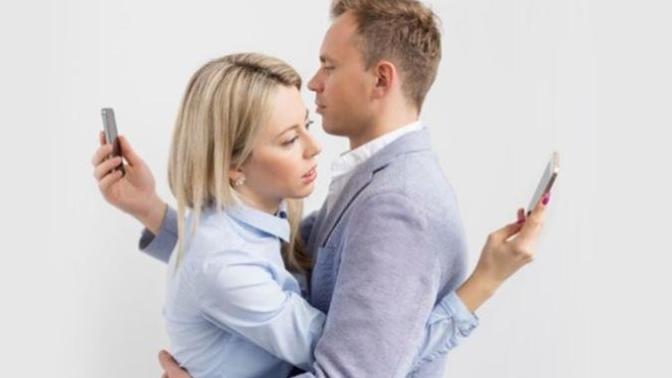 Anyone else find smartphones make true dating near impossible?