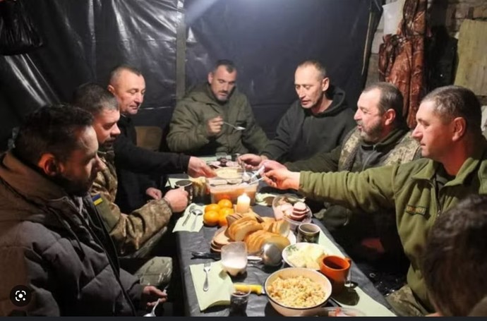 Ukrainian soilders enjoying a Christmas meal 💖