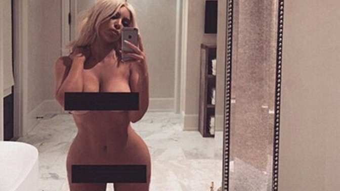 I'm afraid no one on the entire planet can stop Kardashian from taking crazy selfies!