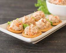 A plate of tuna on crackers
