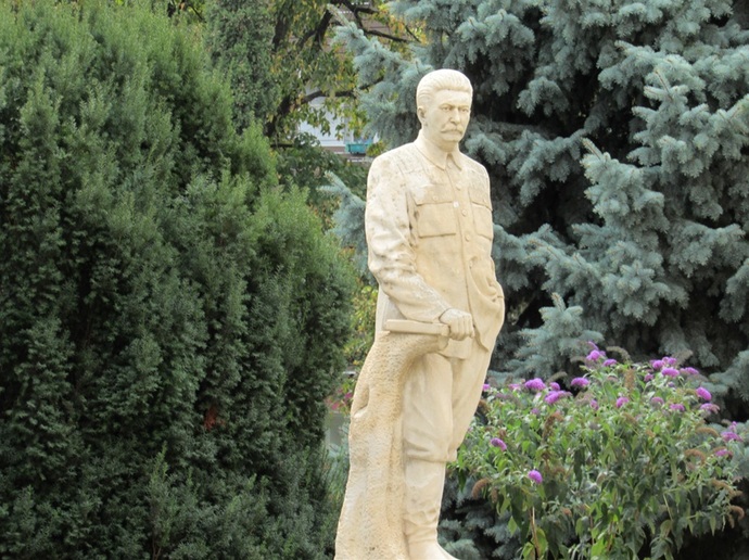 Stalin statue on museum grounds