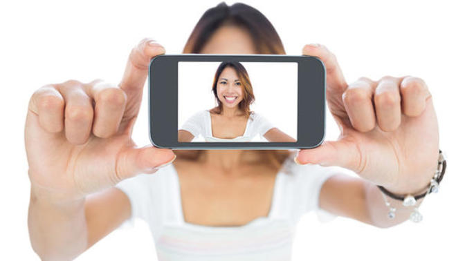 The proper way to take a bathroom selfie with a smartphone