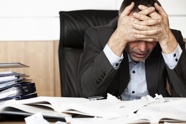 10 Downsides To Dating A Boss