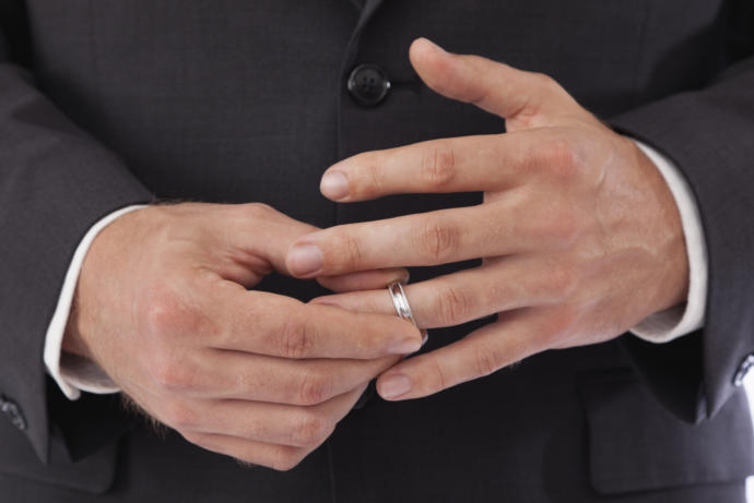 How can you tell a married man is falling 