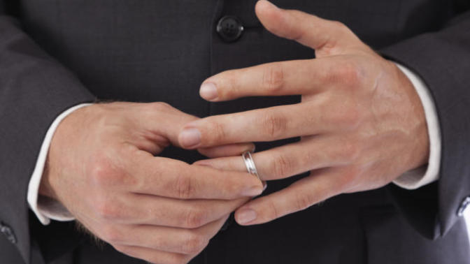 How can you tell a married man is falling "in love" with his mistress woman?