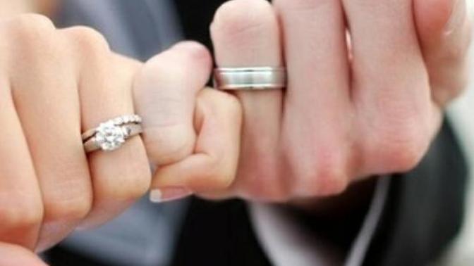Do girls get guys promise rings?