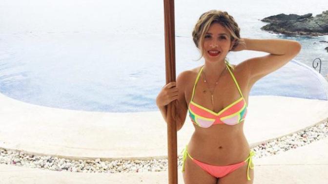Would you be willing to date this 40+ year old woman (PICS) ?